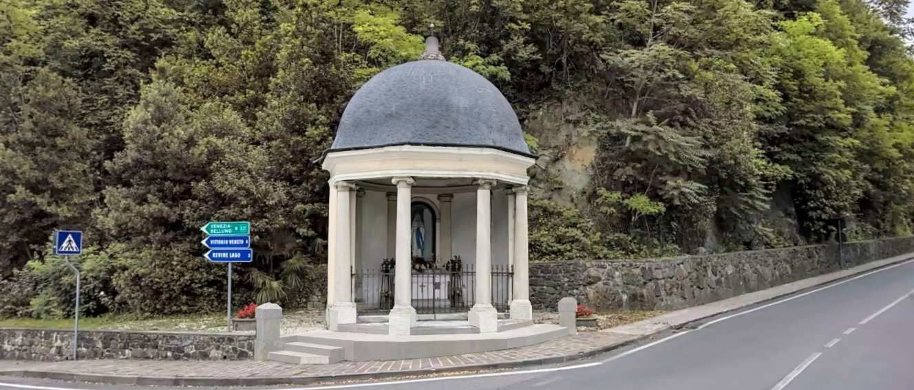 Immagini di SACELLO DELLA MADONNA DI LOURDES IN VIA LA CORONA