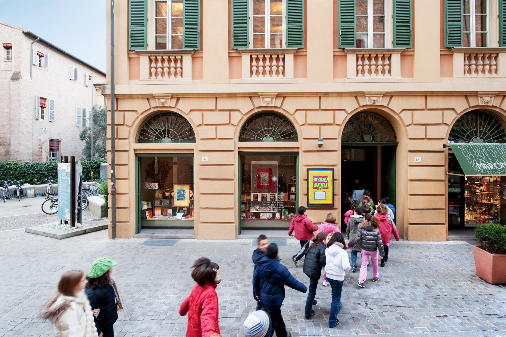 Immagini di Casa Piani sezione ragazzi della Biblioteca comunale di Imola