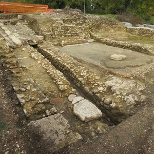 Carsulae, edifici lato nord del foro  -   Completamento dello scavo, consolidamento e restauro dei nuovi ambienti. Restauro e manutenzione dei reperti mobili rinvenuti