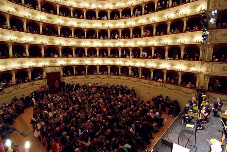 Immagini di Teatro Rossini di Pesaro, interventi di copertura della platea con struttura Layher