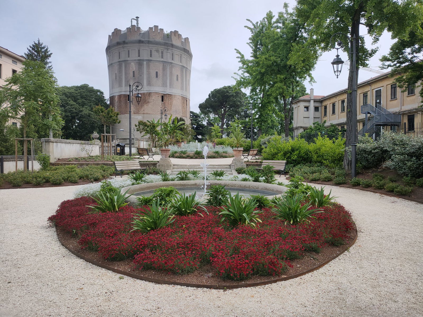 Immagini di RESTAURO dell'area verde e delle strutture interne presenti