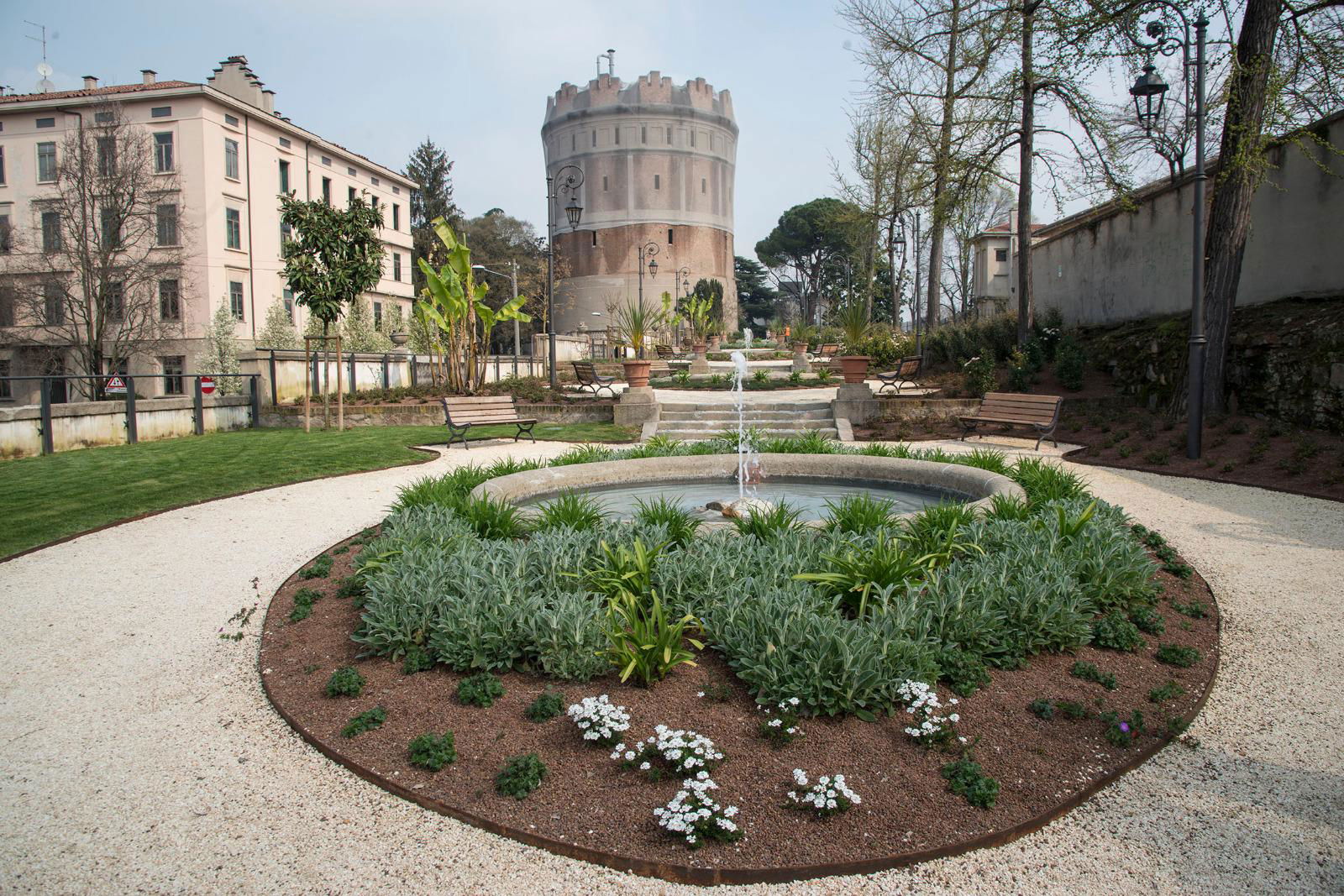 Immagini di RESTAURO dell'area verde e delle strutture interne presenti