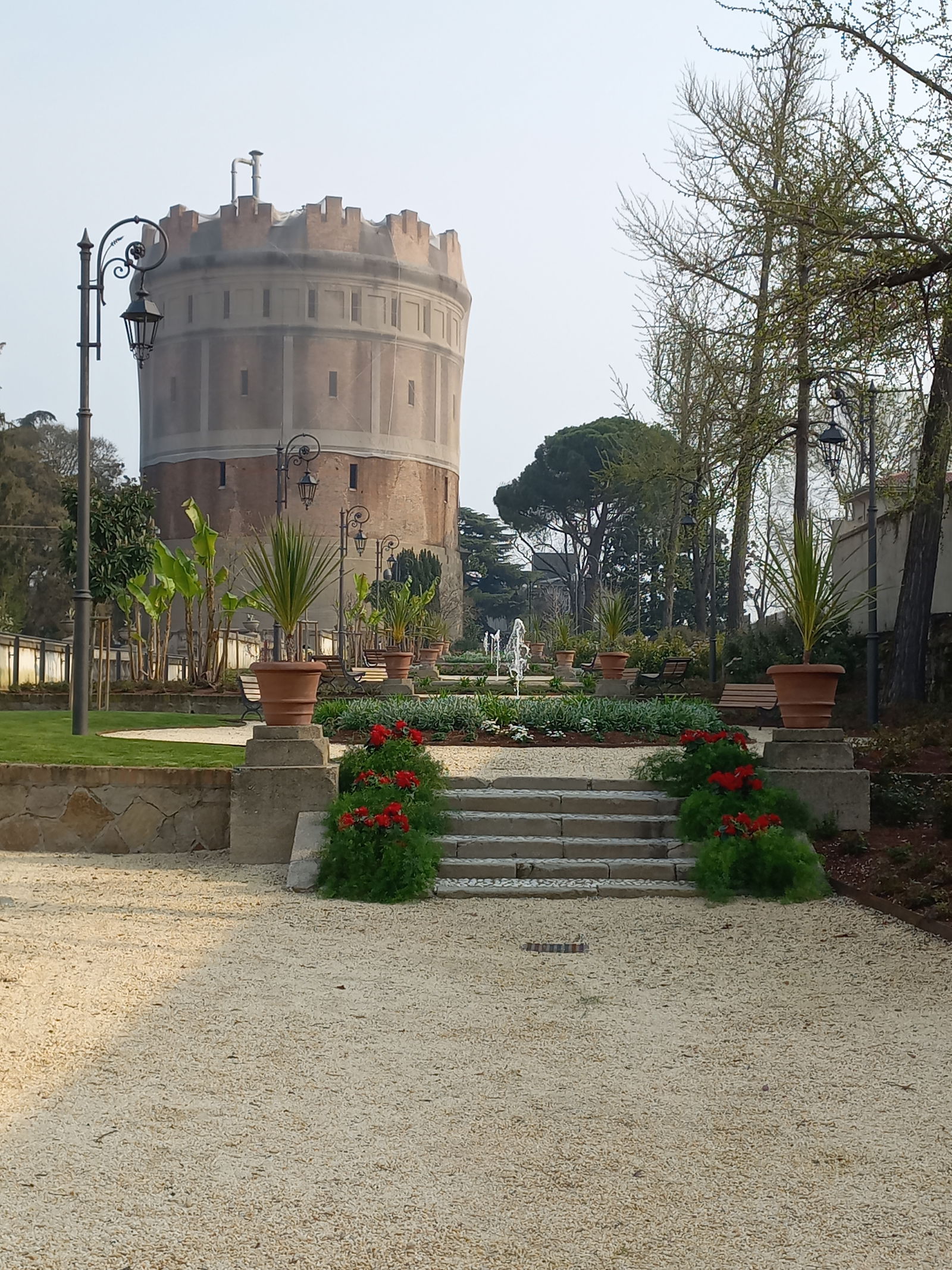 Immagini di RESTAURO dell'area verde e delle strutture interne presenti