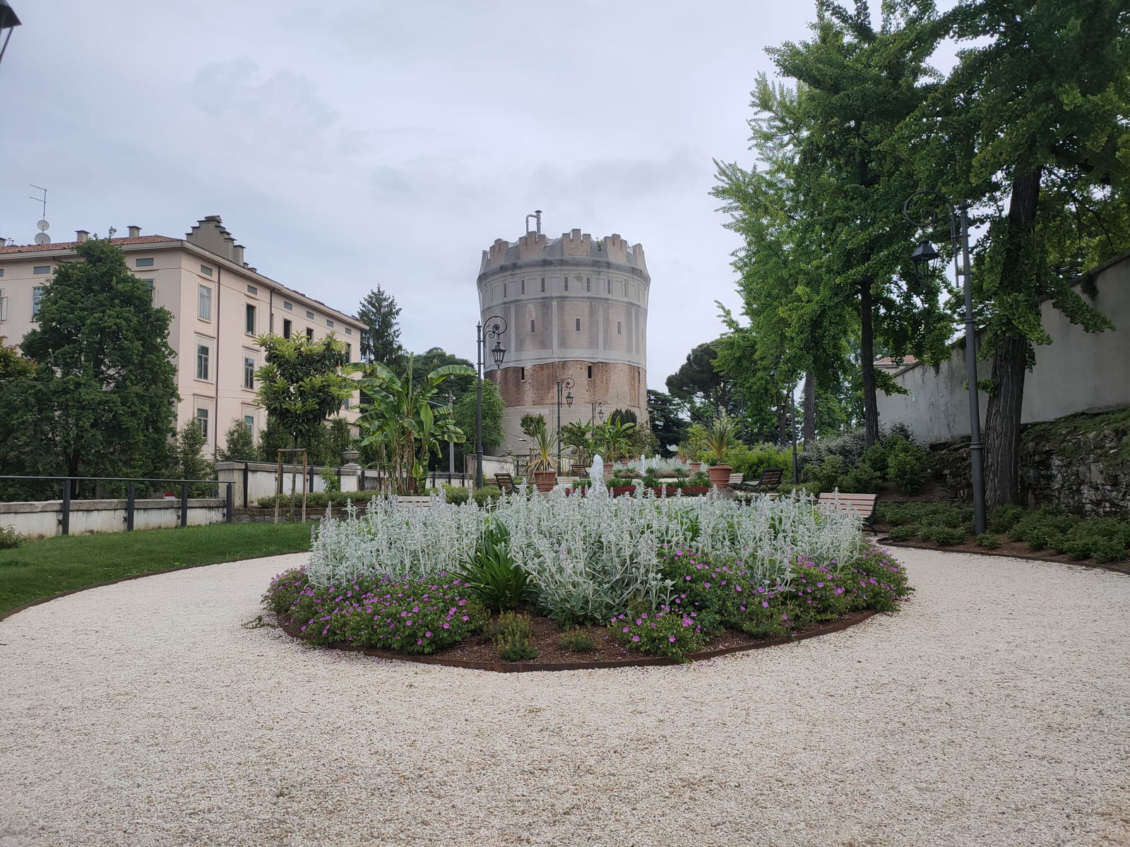 Immagini di RESTAURO dell'area verde e delle strutture interne presenti