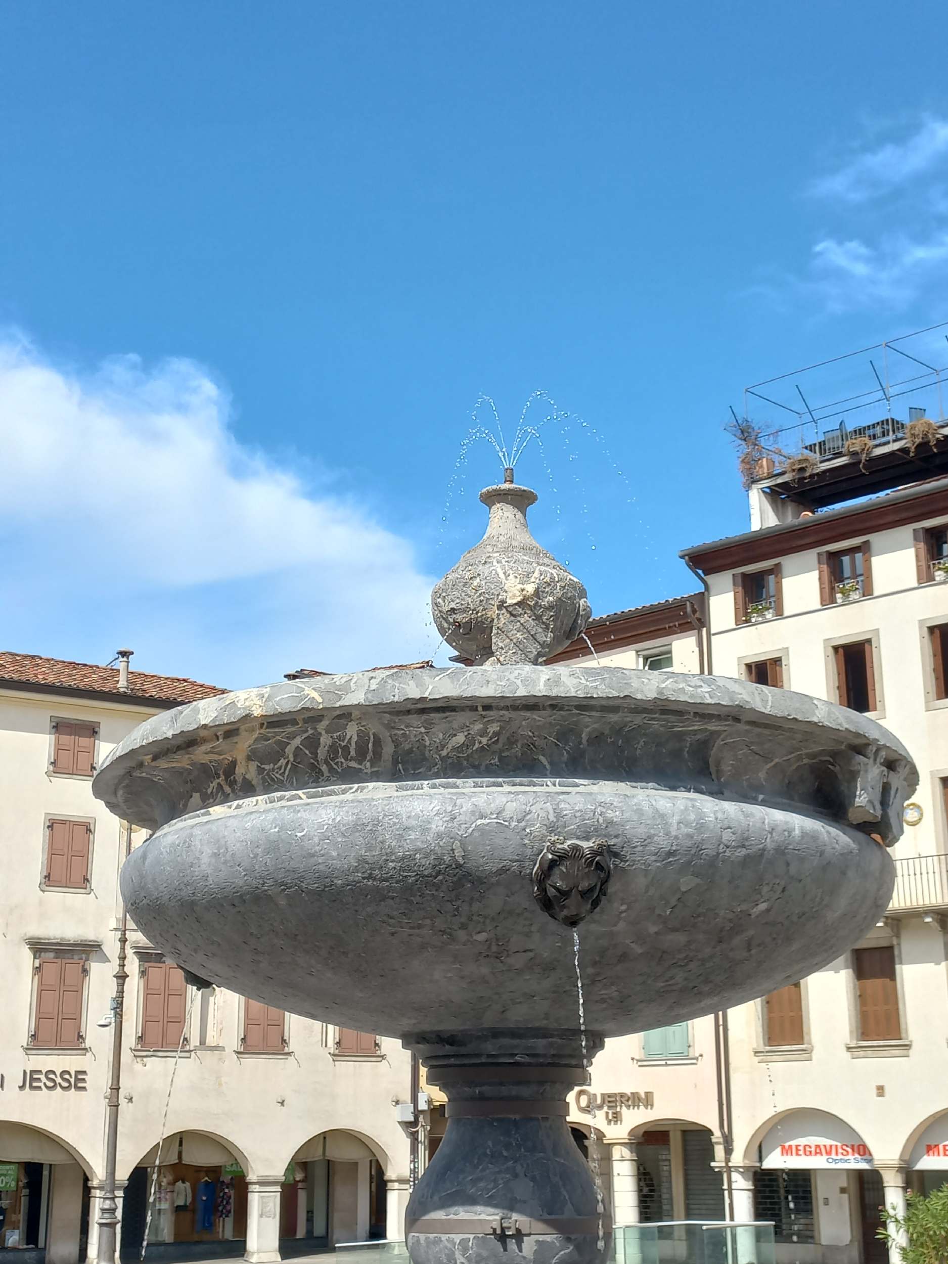 Immagini di Restauro della fontana monumentale di Giovanni da Udine sita in Piazza Matteotti