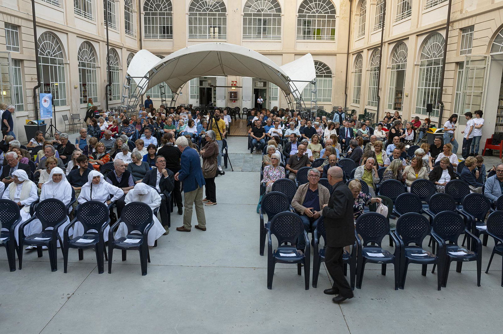 Immagini di 20 anni di Festival Passepartout. Edizione 2023: Fronti e Bibliobus la biblioteca viaggiante