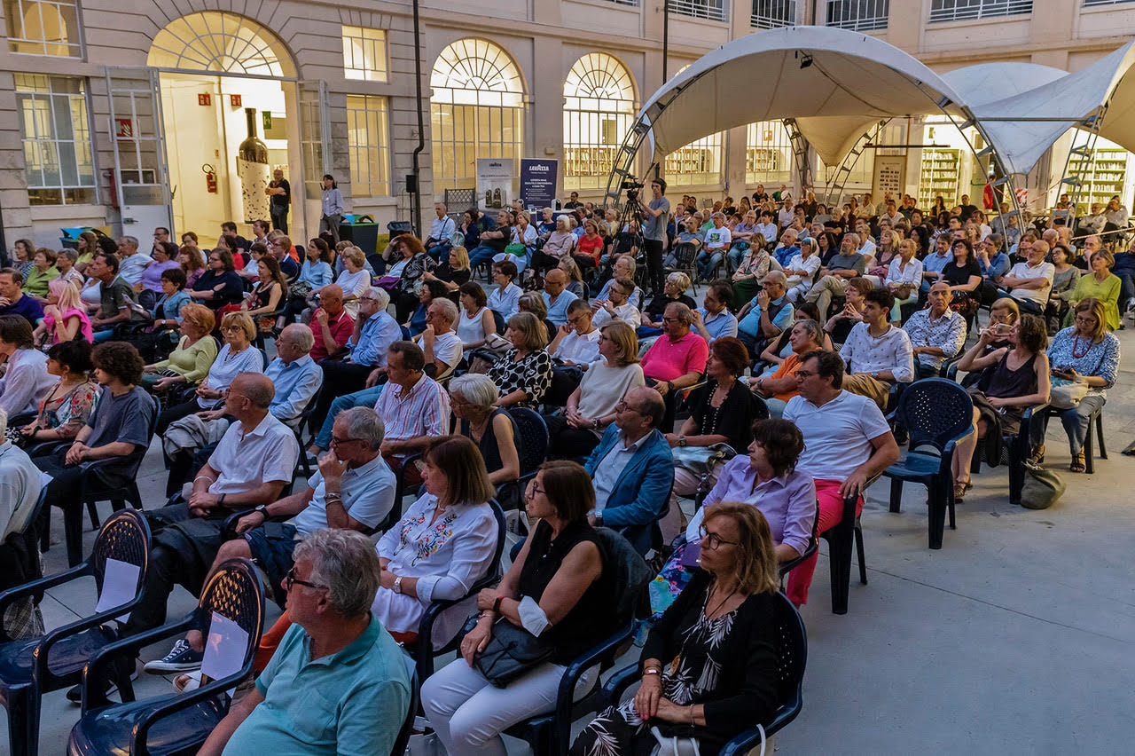 Immagini di 20 anni di Festival Passepartout. Edizione 2023: Fronti e Bibliobus la biblioteca viaggiante