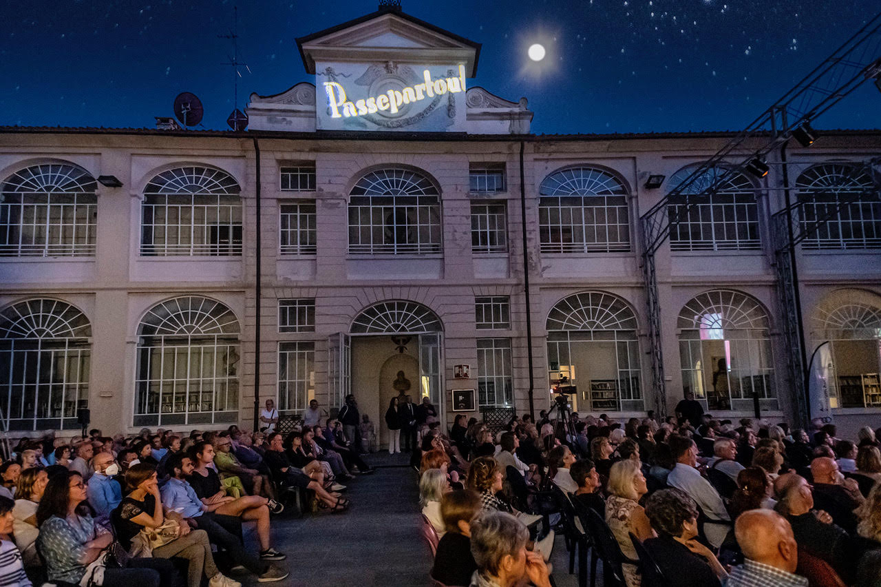 Immagini di 20 anni di Festival Passepartout. Edizione 2023: Fronti e Bibliobus la biblioteca viaggiante