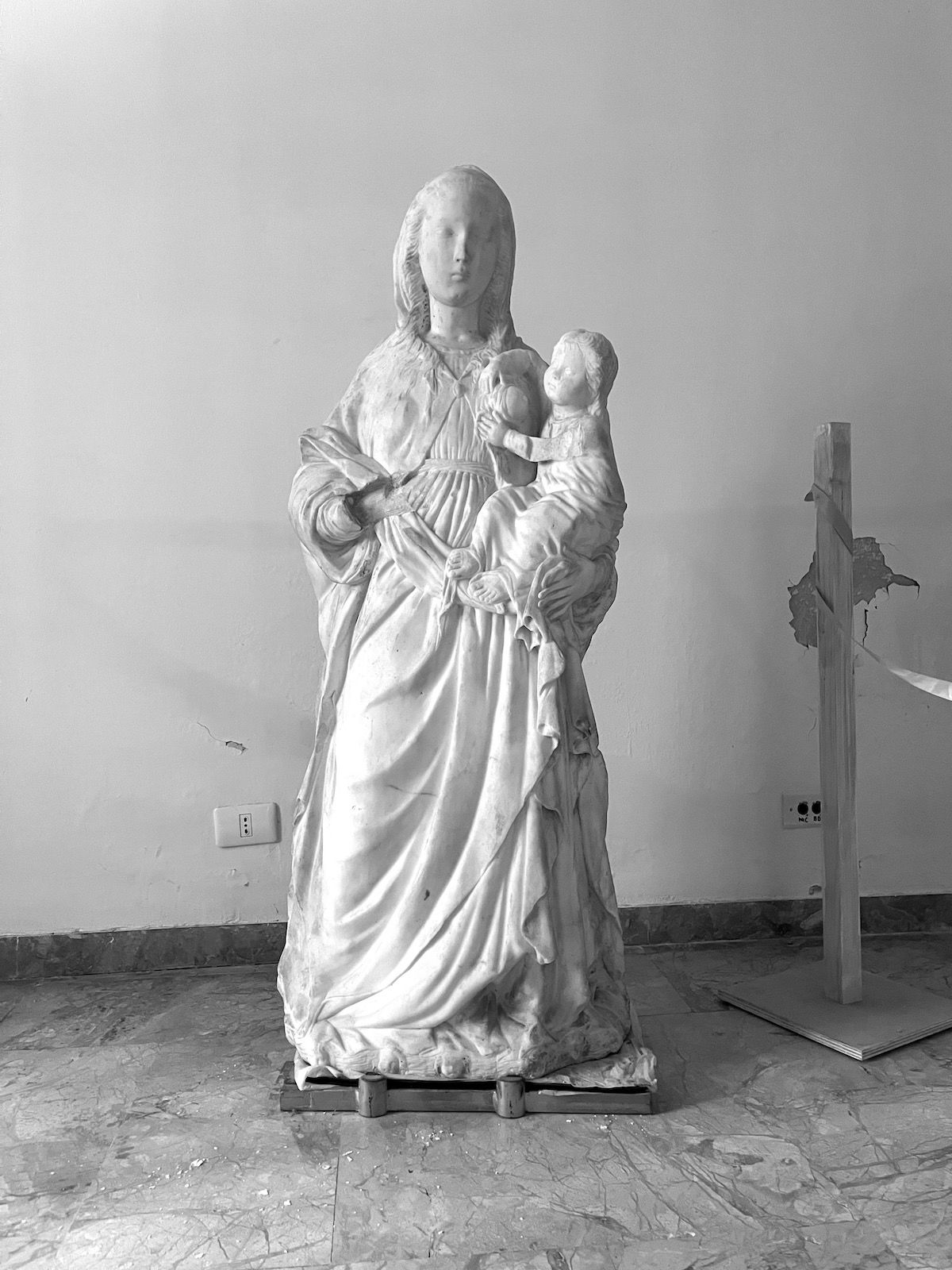 Immagini di Restauro del vano riscoperto sulla corsia orientale del chiostro medievale e ricollocazione della statua gaginiana della Madonna del Latte (XV sec.)