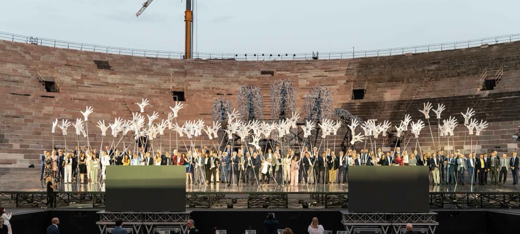 Immagini di 67 colonne per l'Arena di Verona 2024