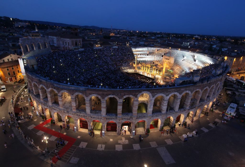 Immagini di 67 colonne per l'Arena di Verona 2024