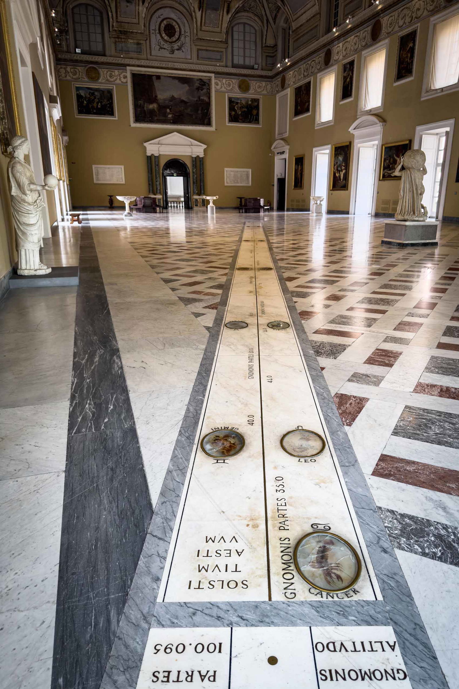 Immagini di Restauro della meridiana a pavimento nel Salone della meridiana del MANN